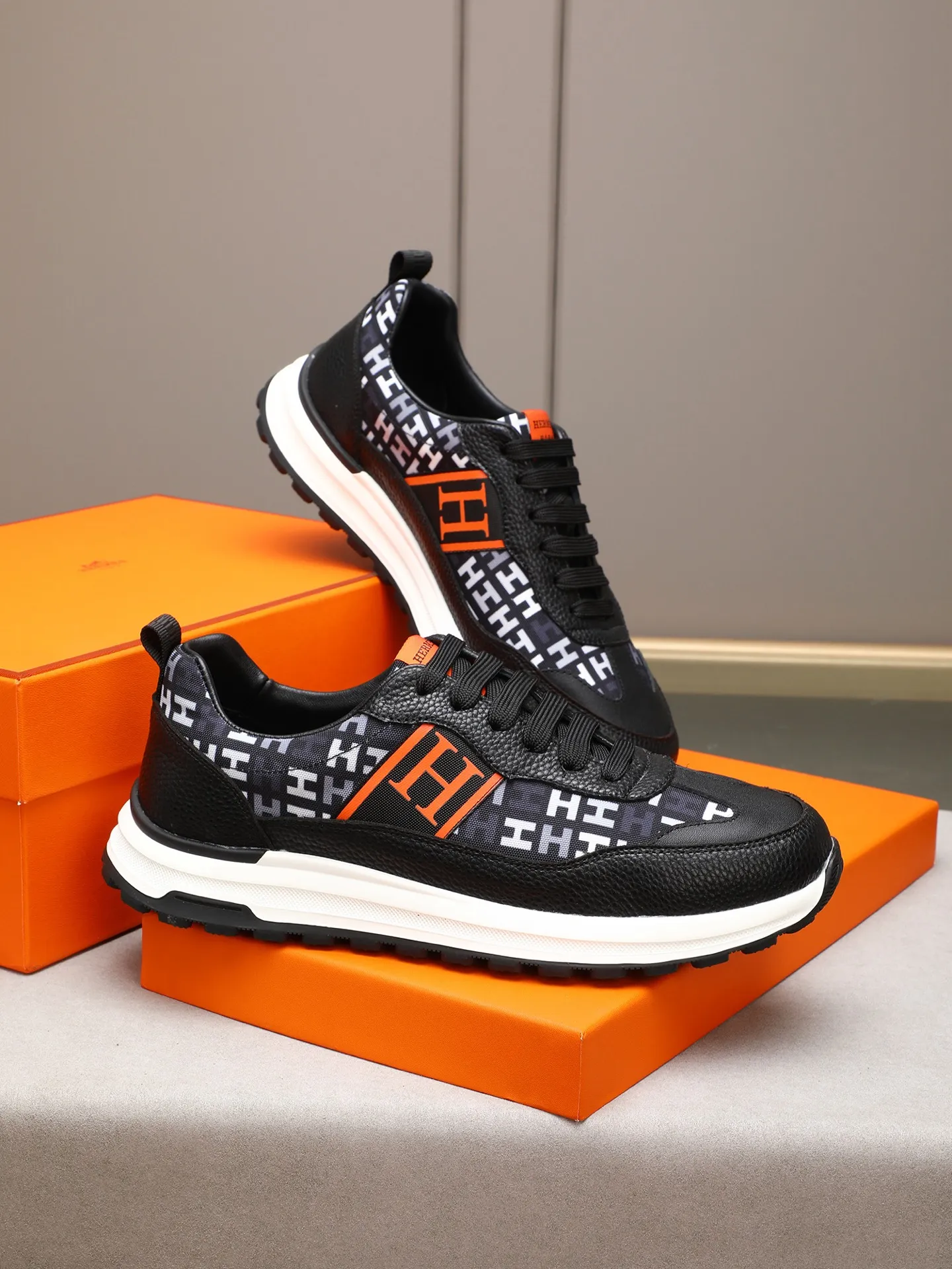 📛📛📛Men's shoes💰P400 (Hermes)🆕Men's color-blocked sneakers, with textured calfskin details. Spliced ​​with original cowhide, this shoe draws inspiration from the equestrian world, integrating technical details and practical functions. Breathable sheep lining, original combination outsole, high-end quality, and every detail is perfectly combined! Size: 38-44 (45 can be customized)
